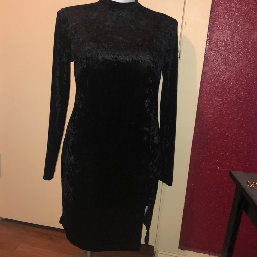 Black long sleeve velvet dress